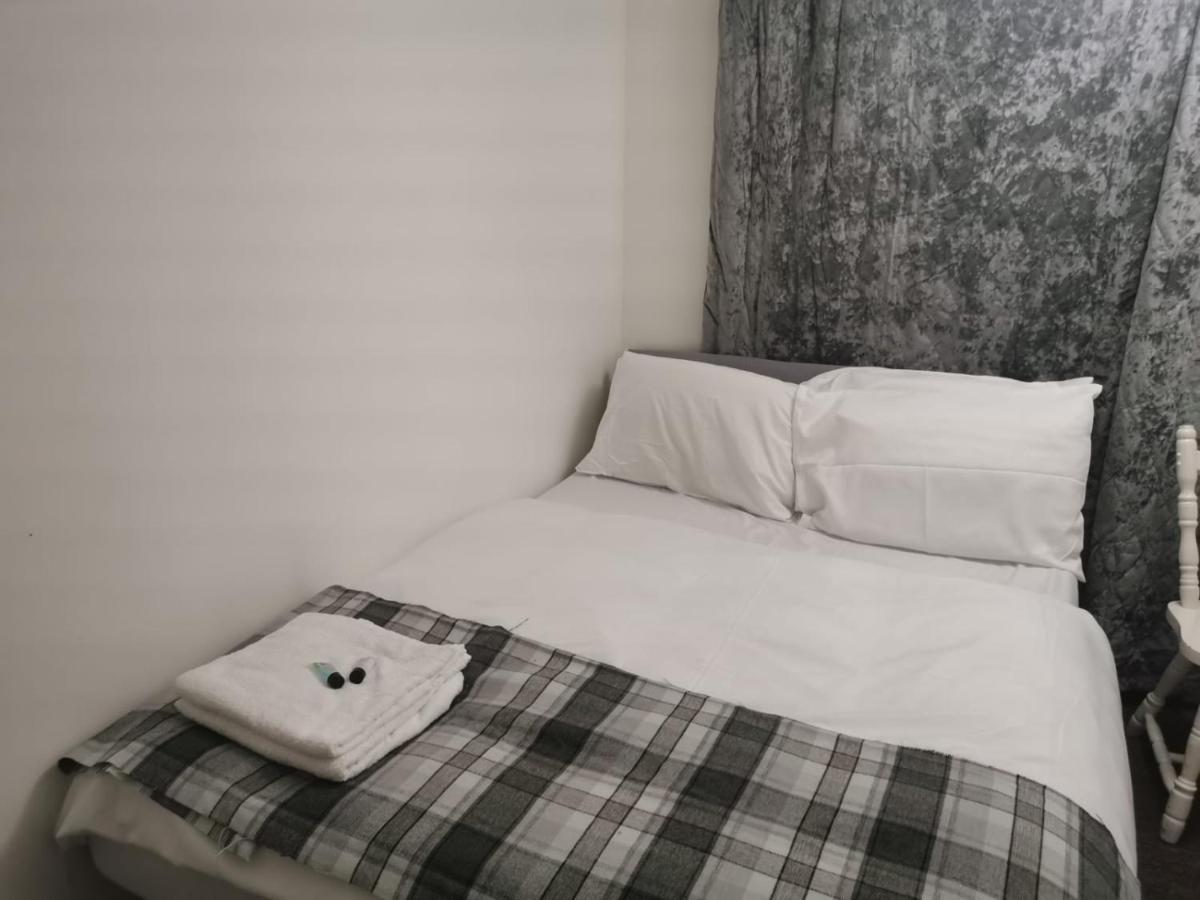 Hotel Ella'S Place Luton  Esterno foto