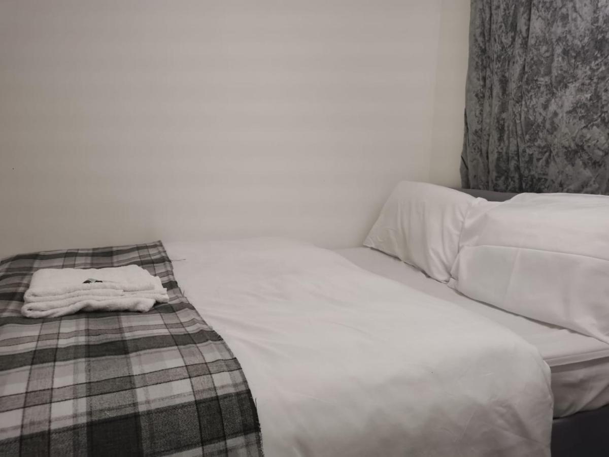 Hotel Ella'S Place Luton  Esterno foto